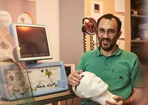 thumbnail_processed-9f47673c-9eeb-43bf-9a8f-0e0a9acb2070_2XPu7V30 Prof. Turgut Durduran with a medical device developed in his research group at ICFO